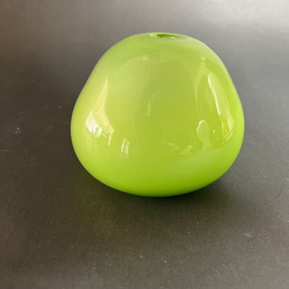 Laura Kramer LBK Studios Bud Vase – Hand Blown Spring Green Glass, Signed &Dated - Picture 4 of 6